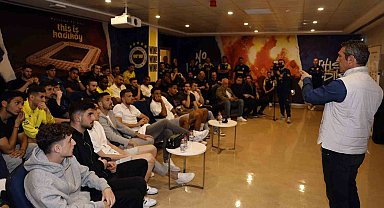 Fenerbahçe'de Başkan Ali Koç ve yönetim kurulu, futbol takımıyla bir araya geldi