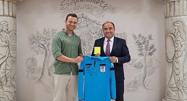 Fethiyeli Hakem Emre Kargın, formasını hediye etti
