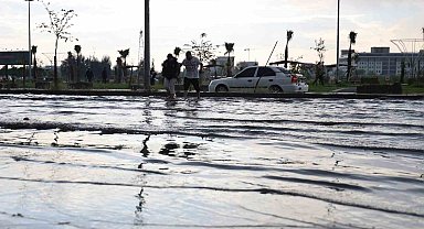 Fındık büyüklüğünde dolu yağdı, vatandaş aracının üzerini kilimle kapattı