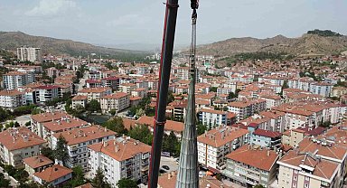 Fırtınada bir minaresi devrilen caminin diğer minaresi kontrollü olarak yıkılıyor