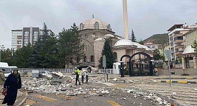 Fırtınaya dayanamayan cami minaresi yıkıldı