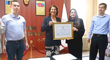 Foça Belediyesi'nin yeni başkanı Saniye Bora Fıçı mazbatasını aldı