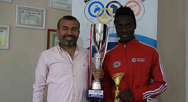 Gambiya'dan geldi, 'en iyi kanat oyuncusu' seçildi