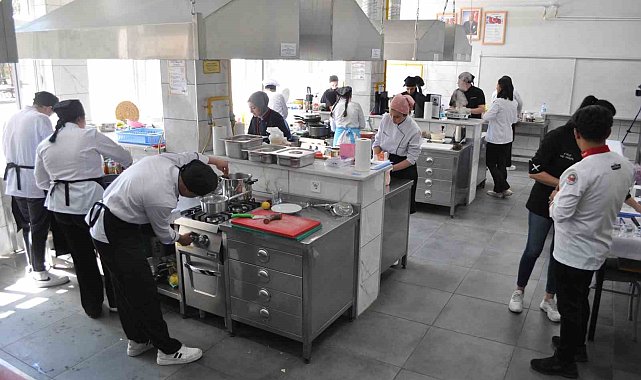 Gastronomi yarışması için yemek hazırlayan öğrenciler jüri üyelerine lezzet şöleni yaşattı