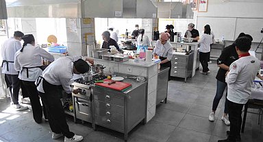 Gastronomi yarışması için yemek hazırlayan öğrenciler jüri üyelerine lezzet şöleni yaşattı