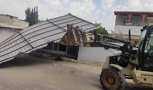 Gaziantep'te etkili olan rüzgar bir evin çatısını uçurdu