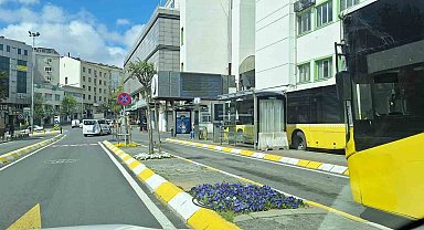 Gaziosmanpaşa'da facianın eşiğinden dönüldü, gaz pedalı takılı kalan İETT otobüsü duraktaki otobüslere çarptı