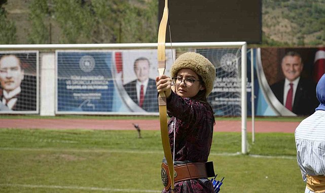 Geleneksel Türk Okçuluğu sporcuları, geleneksel kıyafetleriyle Gümüşhane'de yarıştı