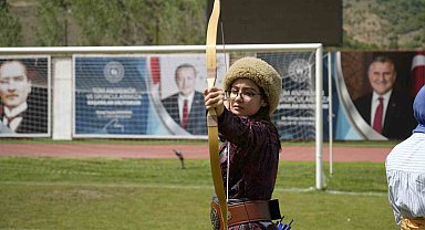 Geleneksel Türk Okçuluğu sporcuları, geleneksel kıyafetleriyle Gümüşhane'de yarıştı
