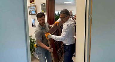 Gemlik Belediye Başkanı Deviren makam kapısını söktü