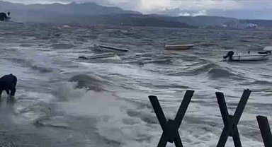 Gemlik'te fırtına ve yağmur hayatı felç etti, tekneler alabora oldu