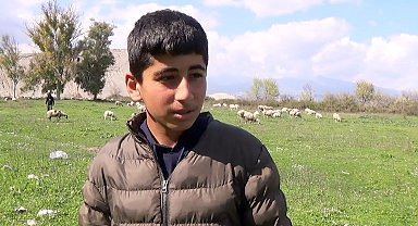Genç çoban çok sevdiği koyunlardan kopamıyor