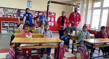 Gençlik Merkezi Üyeleri'nden köy okullarındaki öğrencilere iç ısıtan hediye
