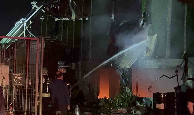 Geri dönüşüm fabrikasında çıkan yangın 2 saatte söndürüldü