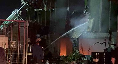 Geri dönüşüm fabrikasında çıkan yangın 2 saatte söndürüldü