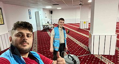Gönüllü gençler yurt çevresini temizledi