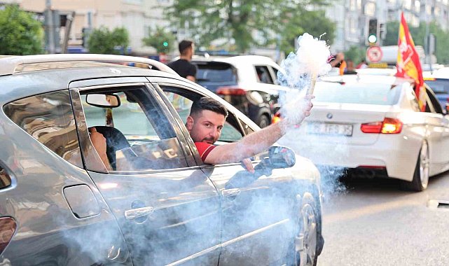 Göztepe Süper Lig'e çıktı, taraftar sokağa döküldü