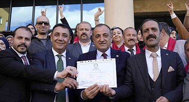 Gümüşhane Belediye Başkanı seçilen Başer, mazbatasını alarak makamına oturdu