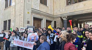 Gürcistan'da parlamento önünde tartışmalı yasa tasarısı protesto edildi