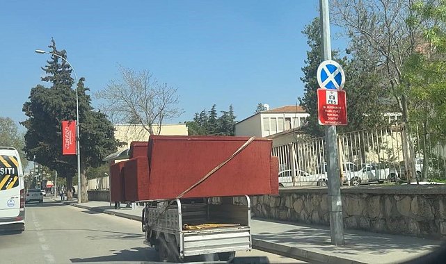 Hafif ticari araca yükledikleri çekyatlarla trafiği tehlikeye attılar