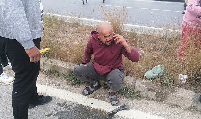 Hafif ticari aracın çarptığı motosiklet sürücüsü metrelerce sürüklendi