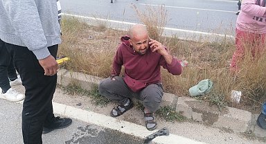 Hafif ticari aracın çarptığı motosiklet sürücüsü metrelerce sürüklendi