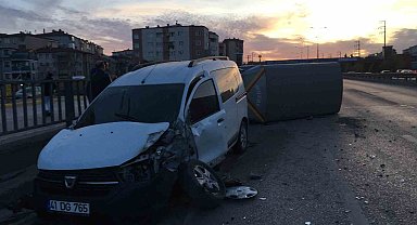 Hafif ticari araçla çarpışan kamyonet devrildi: 2 yaralı