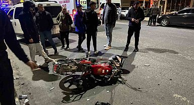 Hafif ticari otomobil ile çarpışan motosikletteki 2 kişi yaralandı