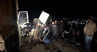 Hafriyat kamyonunun altına giren otomobil hurdaya döndü: 3 yaralı