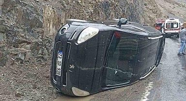 Hakkari'de kamyonet yan yattı: 5 yaralı