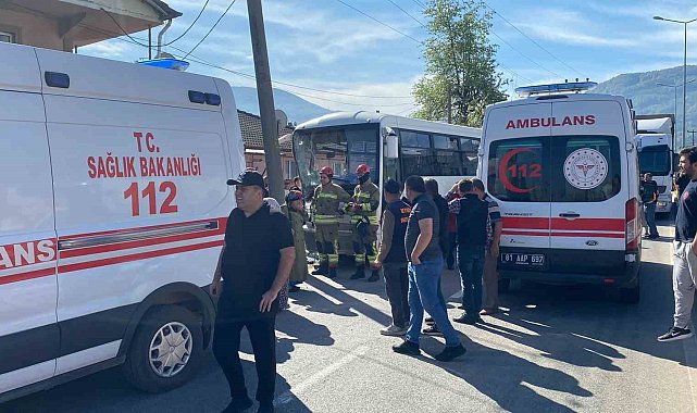 Halk otobüsü direğe çarptı 12 yaralı