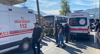 Halk otobüsü direğe çarptı 12 yaralı