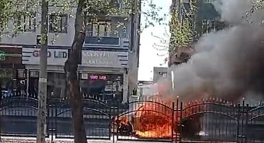 Hareket halindeki ticari taksi alev alev yandı