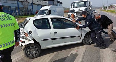 Hasta taşıyan araç otomobile çarptı: 4 yaralı