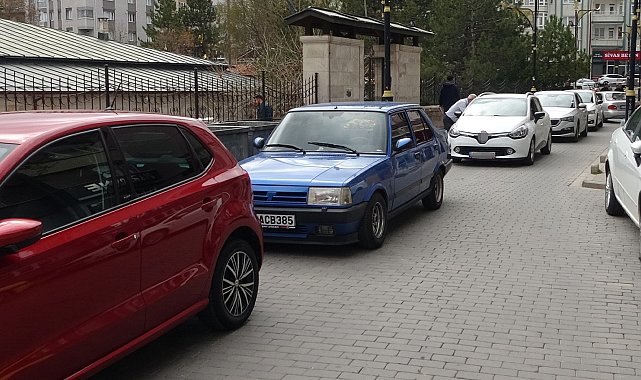 Hatalı park edip trafiği tıkadı, tepki görünce belediyeyi suçladı