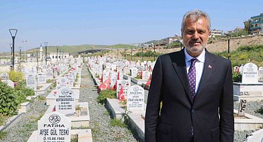 Hatay Büyükşehir Belediye Başkanı Öntürk'den ilk ziyaret deprem şehitliğine