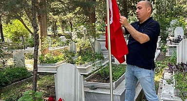 Hatay Büyükşehir Belediyesi şehit mezarında bayrak değişimi gerçekleştirdi