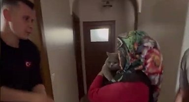Havalandırma boşluğuna düşen kedi itfaiye ekiplerince kurtarıldı