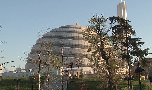 Hem mimarisiyle hem de minaresiyle ilgi çekiyor
