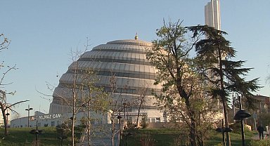 Hem mimarisiyle hem de minaresiyle ilgi çekiyor