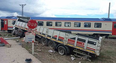 Hemzemin geçitte mahsur kalan tıra tren çarptı... Feci kaza kamerada