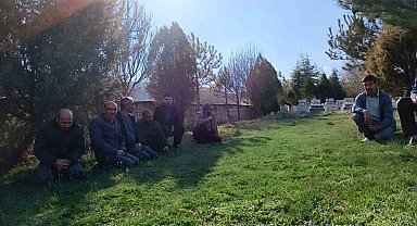 Her bayram arifesinde vefat eden yakınları için bir araya gelip dua ediyorlar