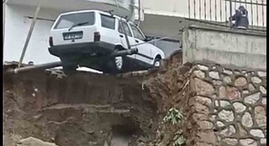 Heyelan sonrası uçurumun kenarındaki otomobiller böyle kurtarıldı