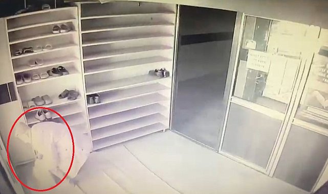 Hırsız, camide gözüne kestirdiği iki çift ayakkabıyı çaldı