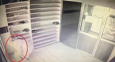 Hırsız, camide gözüne kestirdiği iki çift ayakkabıyı çaldı
