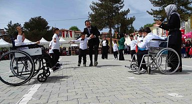 Hisarcık'ta özel öğrencilerden "Erik Dalı" isimli müzik gösterisi