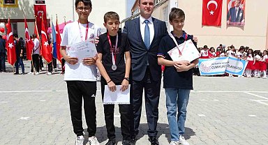 Hisarcık'ta yarışmalarda dereceye giren öğrenciler ödüllendirildi