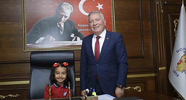 Honaz'da başkanlık koltuğuna minik Betül oturdu