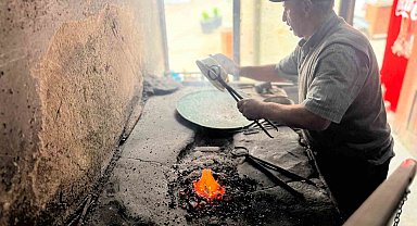 Hüseyin usta tezgahın başında mesleğin son ustalığını sergiliyor