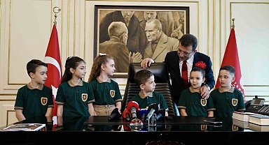 İBB Başkanı İmamoğlu, koltuğunu 3. sınıf öğrencisi Ali Selim Metli'ye devretti